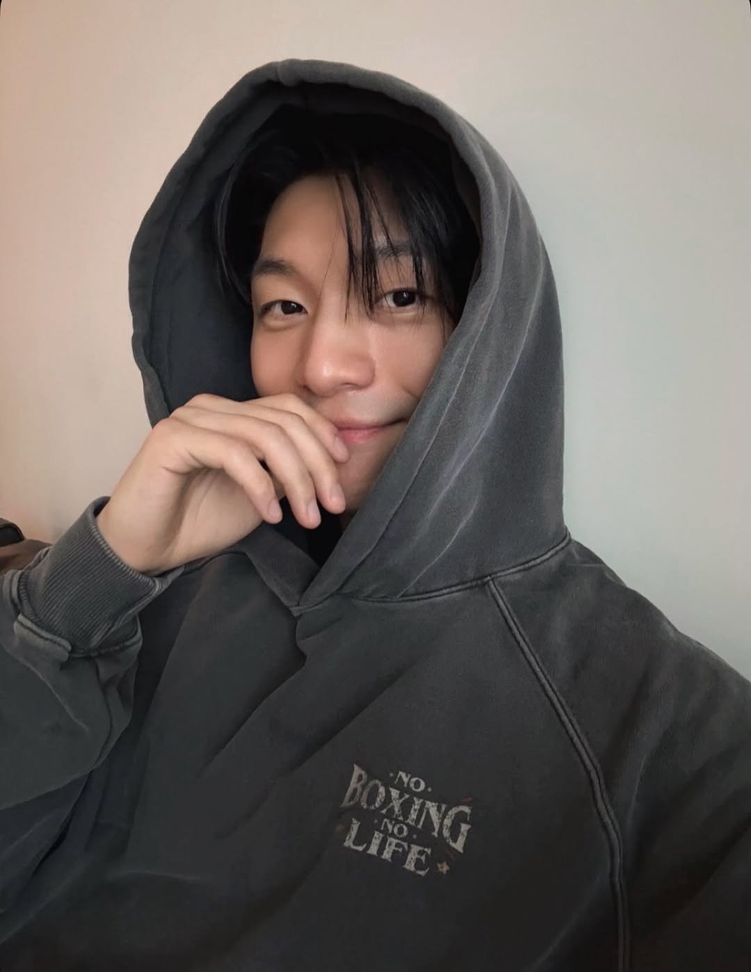 Photo by 위하준 Wi Ha Jun on October 18, 2025. May be a selfie of duffle coat, sweatshirt, parka and text.