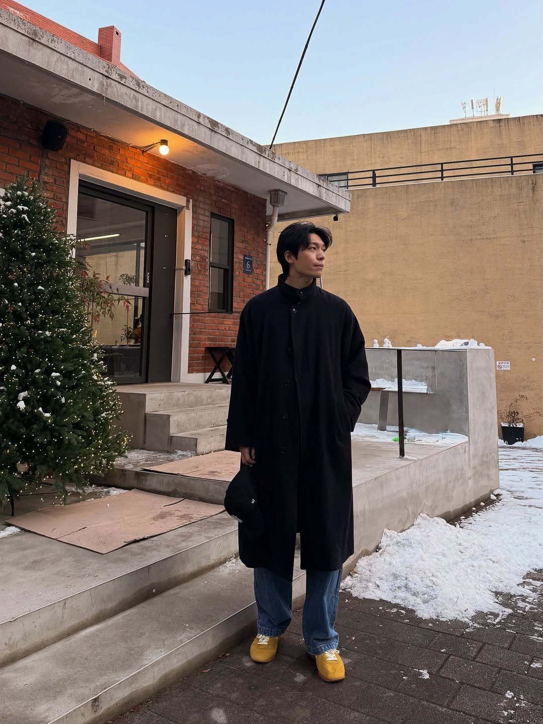 Photo by 위하준 Wi Ha Jun on December 17, 2025. May be an image of duffle coat, overcoat, turtleneck, parka, fleece and text.