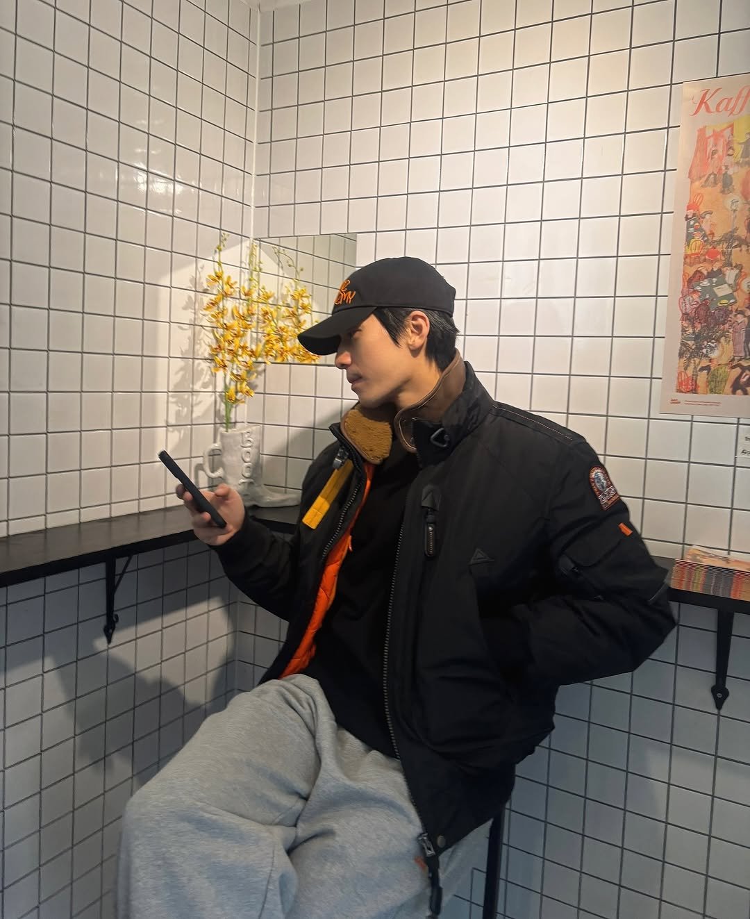 Photo by 위하준 Wi Ha Jun on December 04, 2025. May be an image of phone, duffle coat, parka, sweatpants, cornflower and text.