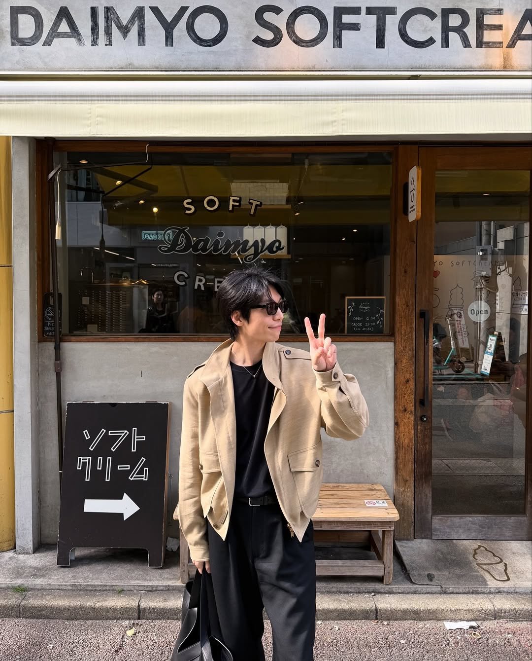 Photo by 위하준 Wi Ha Jun on April 25, 2026. May be an image of duffle coat, gelato, ice cream, overcoat, bolo tie, blazer, cornflower and text.