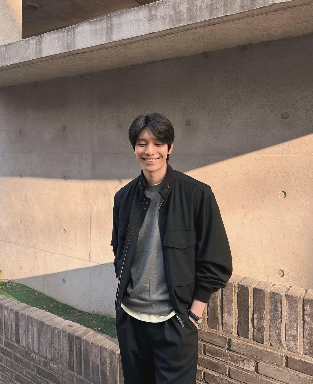 Photo by 위하준 Wi Ha Jun on April 07, 2026. May be an image of duffle coat, turtleneck, jacket, sweatpants and text.