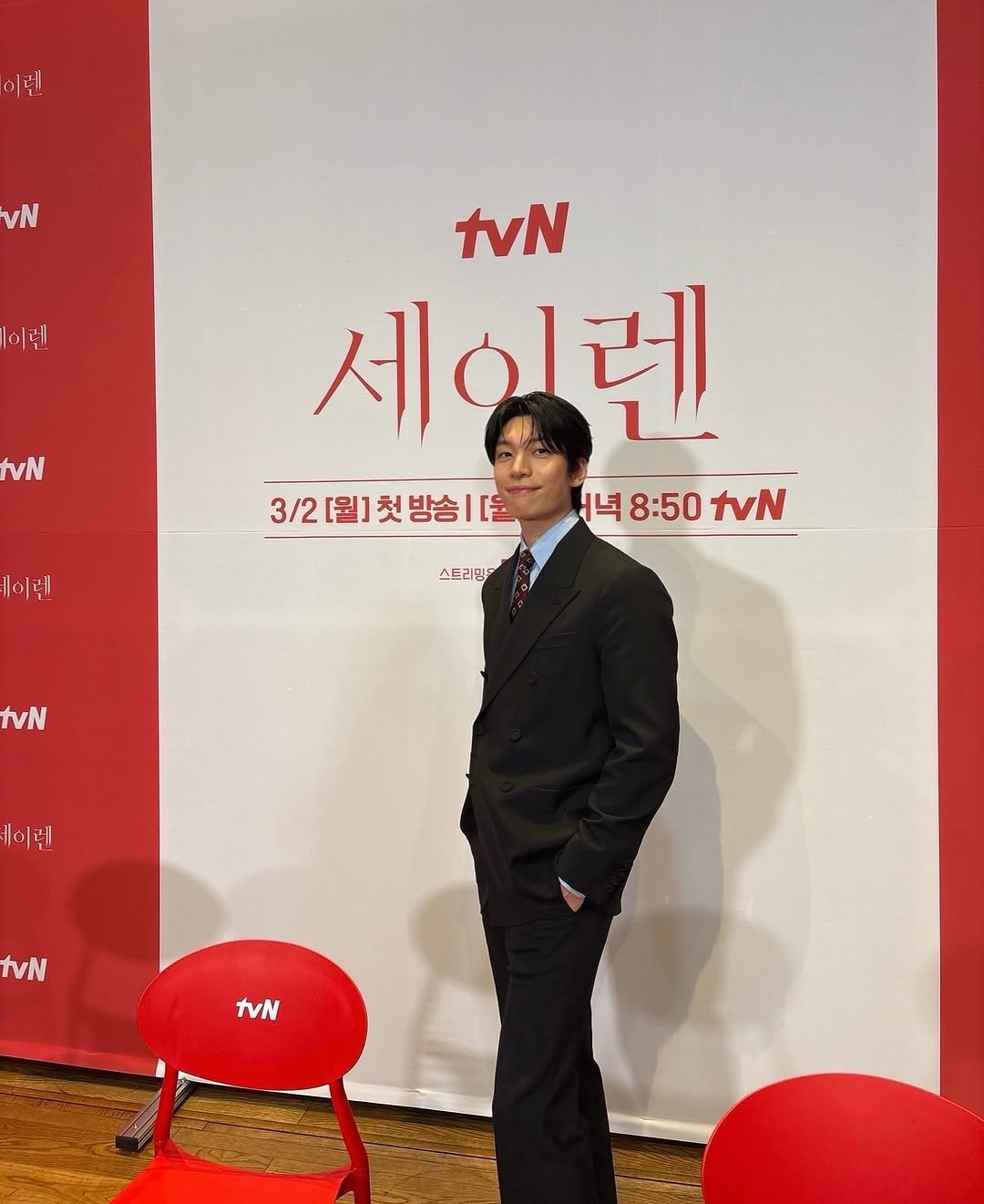 Photo by 위하준 Wi Ha Jun on February 23, 2026. May be an image of standing, suit, blazer and text that says '이렌 VN 이렌 vN 이템 tvN 세이렌 3/21[월])방송[월)복8:50tVN 녁 8:50 tvN 3/2[월]첫방송|[월 녁8:50tvN 스트리밍 VN 이펜 tvN tvN'.
