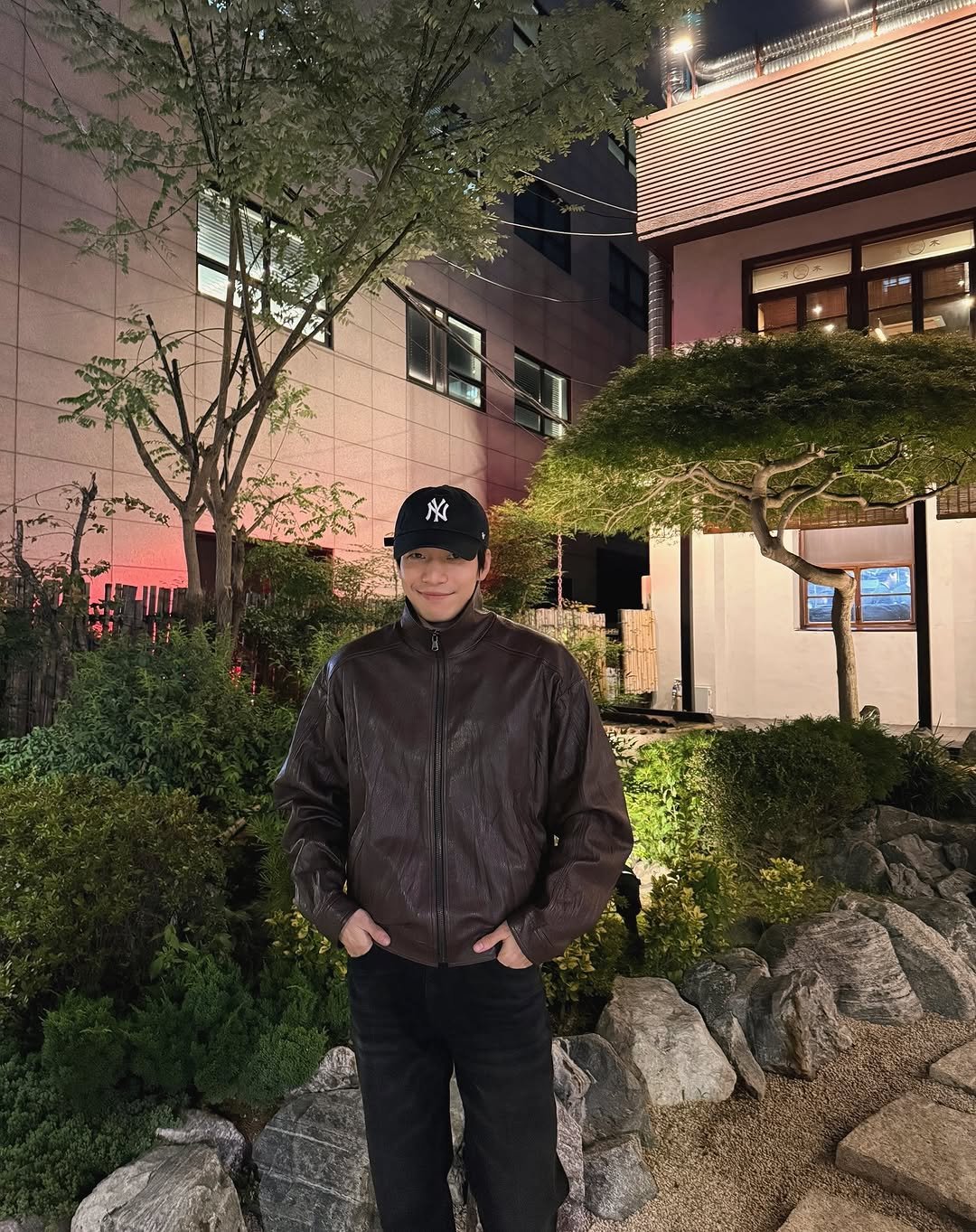 Photo by 위하준 Wi Ha Jun on October 03, 2025. May be an image of 1 person, duffle coat, jacket, parka, outdoors and text.