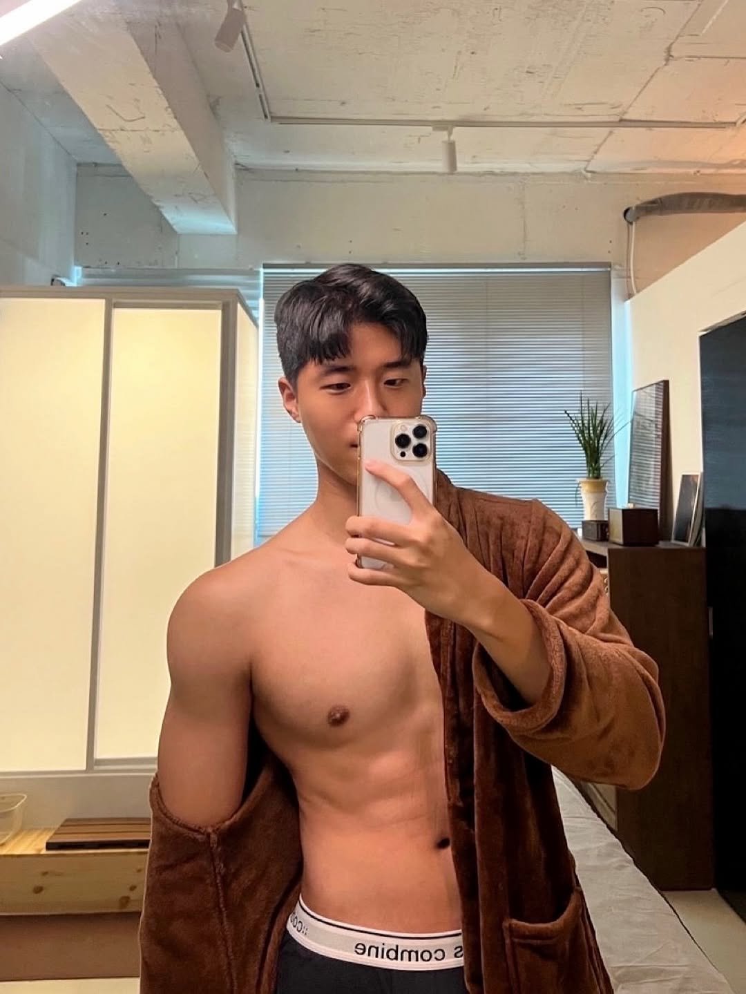 Photo by 잼 on June 09, 2025. May be an image of 1 person.