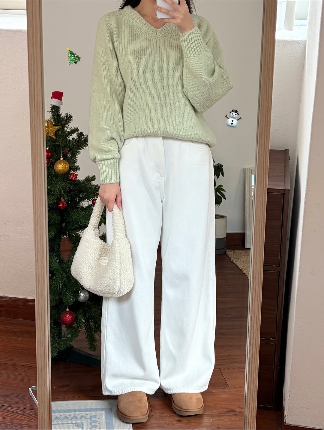 Photo by 윈미룸winmiroom[데일리룩] on November 23, 2025. May be an image of sweater, sweatpants, parka and text.