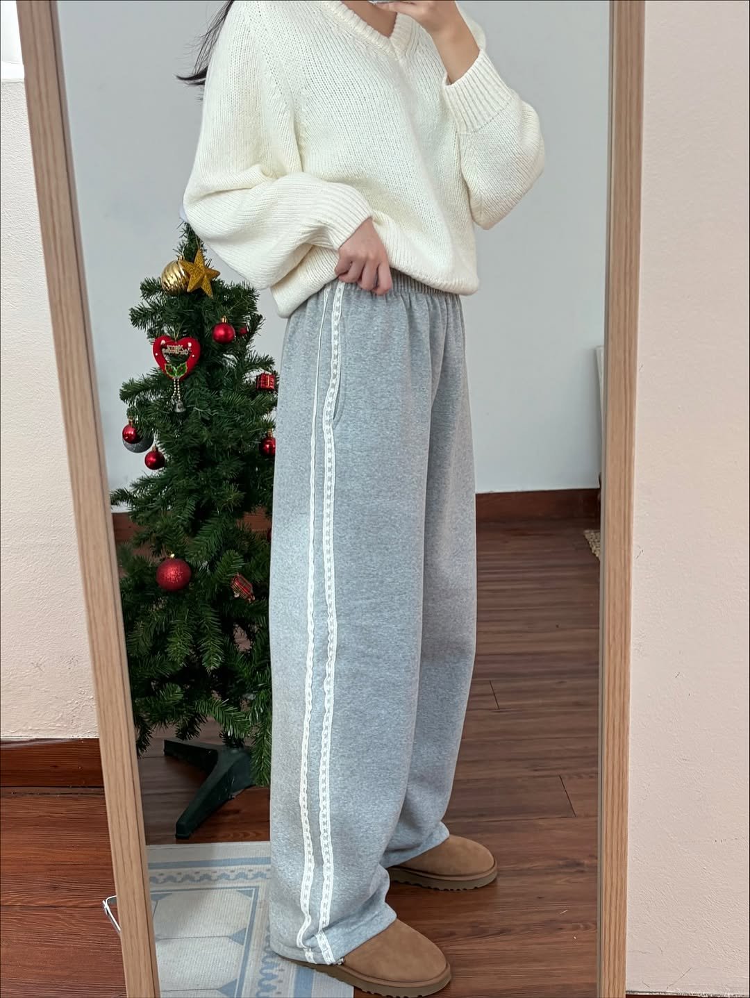 Photo by 윈미룸winmiroom[데일리룩] on November 19, 2025. May be an image of drawstring, sweatpants and text.