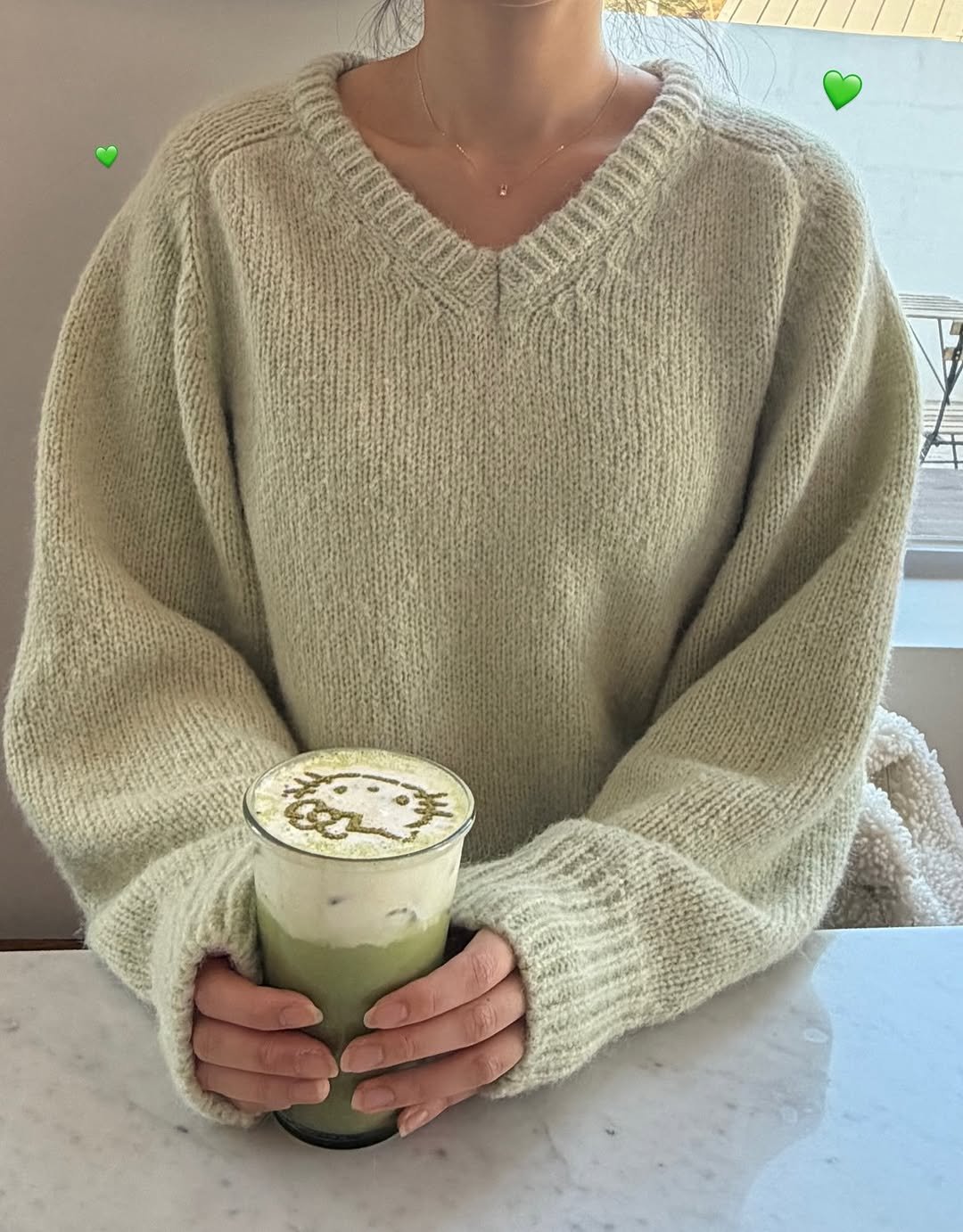 Photo by 윈미룸winmiroom[데일리룩] on November 27, 2025. May be an image of sweater, knit, tea and text.