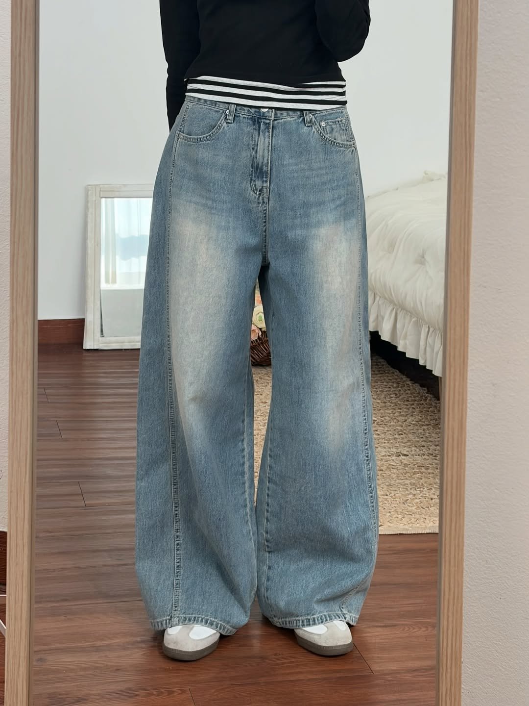 Photo by 윈미룸winmiroom on February 22, 2026. May be an image of sweatpants and text.