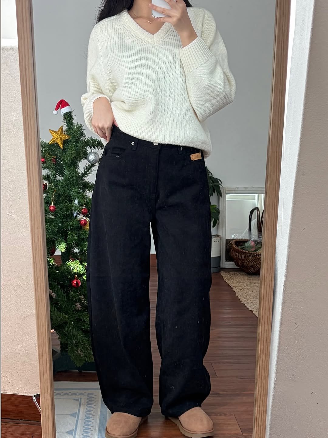 Photo by 윈미룸winmiroom[데일리룩] on November 13, 2025. May be an image of sweater, cardigan, turtleneck and text.