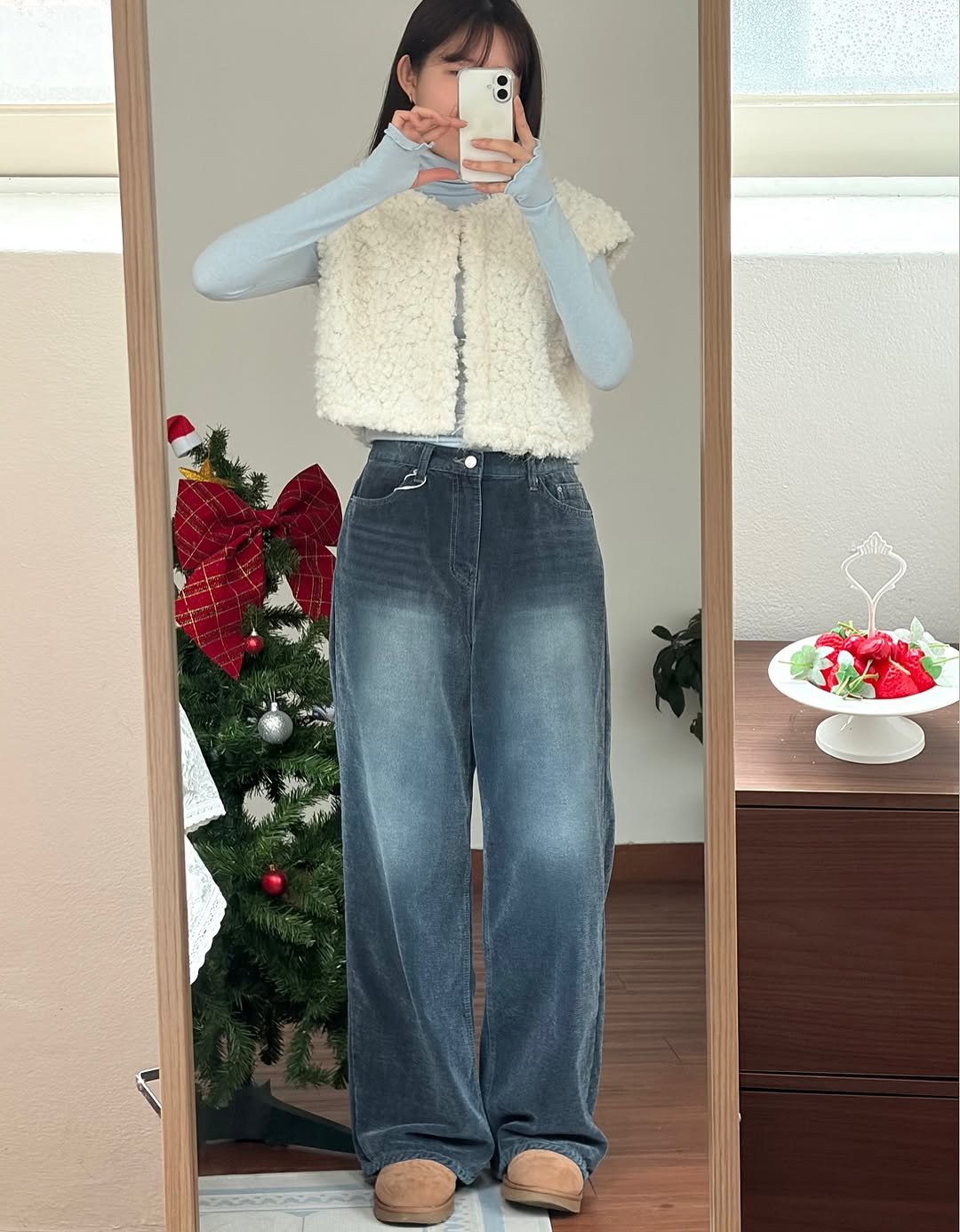 Photo by 윈미룸winmiroom[데일리룩] on November 30, 2025. May be an image of fur, turtleneck and text.