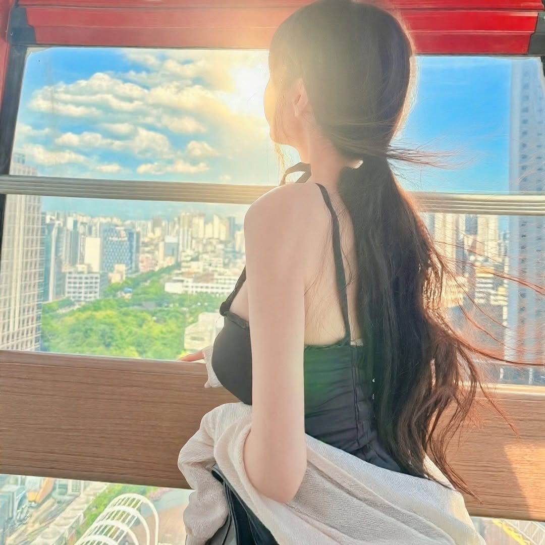 Photo by 겨우디 kyul on August 20, 2025. May be an image of 1 person, hair, cablecar, Victoria Peak, tower and text.