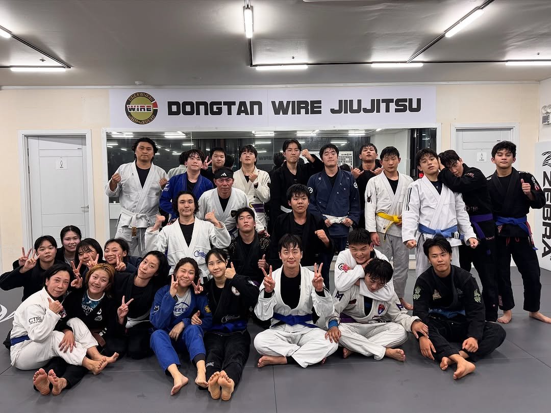 Photo shared by 동탄와이어주짓수 on September 30, 2025 tagging @cho_jun_yong, and @wire_dongtan. May be an image of 12 people, belt and text.