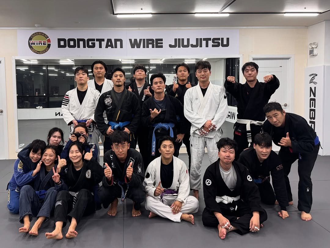 Photo shared by 동탄와이어주짓수 on September 23, 2025 tagging @cho_jun_yong, and @wire_dongtan. May be an image of 12 people, belt and text that says 'WinE- DONGTAN WIRE JIUJITSU গ И ΑΑν AIW Z BE 网 n い alpy K G'.
