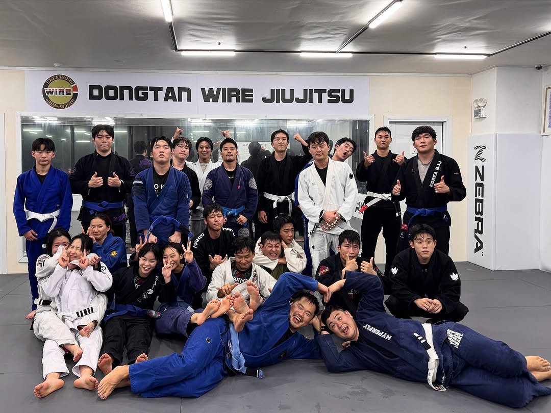 Photo shared by 동탄와이어주짓수 on September 25, 2025 tagging @cho_jun_yong, and @wire_dongtan. May be an image of 7 people, mat, belt and text.