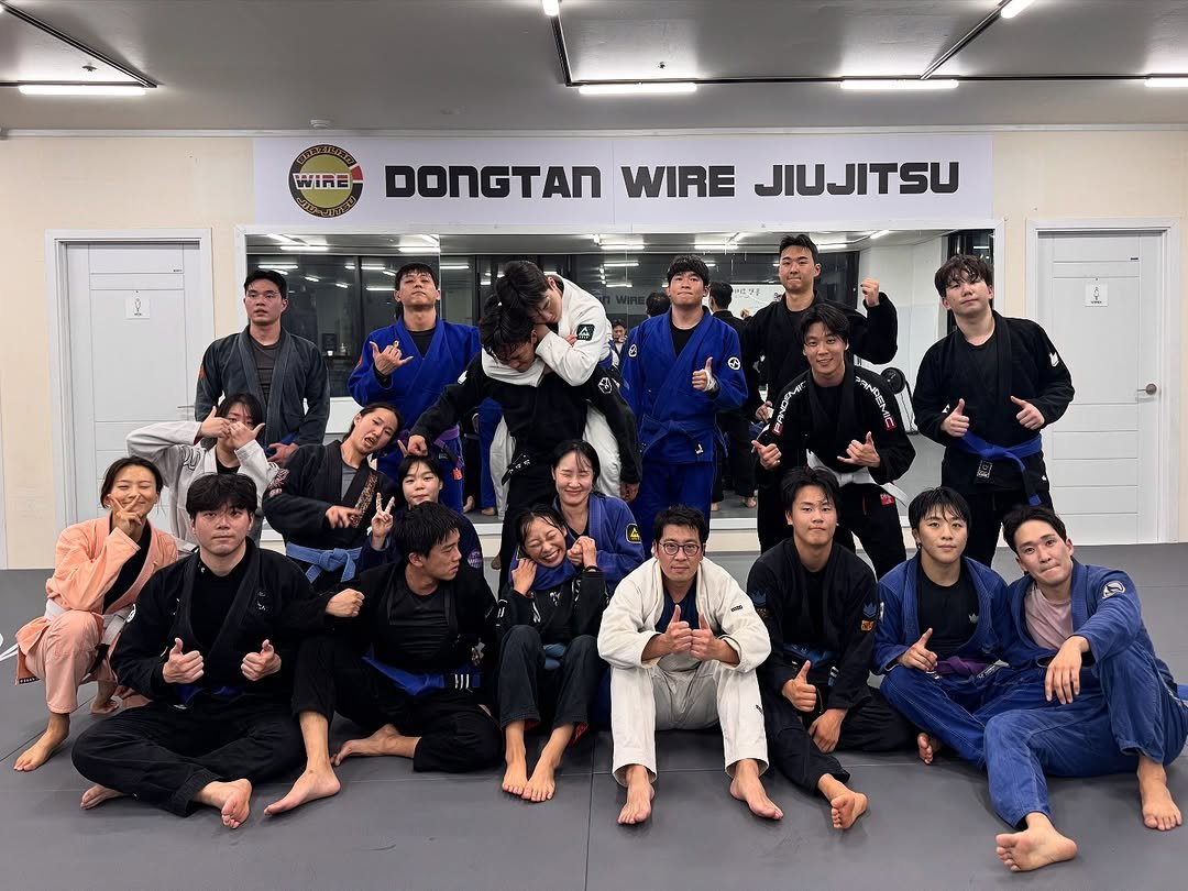 Photo shared by 동탄와이어주짓수 on September 22, 2025 tagging @cho_jun_yong, and @wire_dongtan. May be an image of 12 people, belt and text.