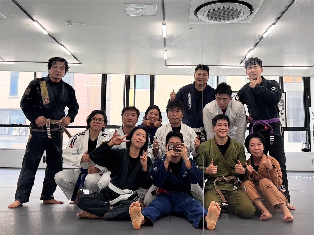 Photo shared by 동탄와이어주짓수 on September 30, 2025 tagging @cho_jun_yong, and @wire_dongtan. May be an image of 9 people, people performing martial arts and text.