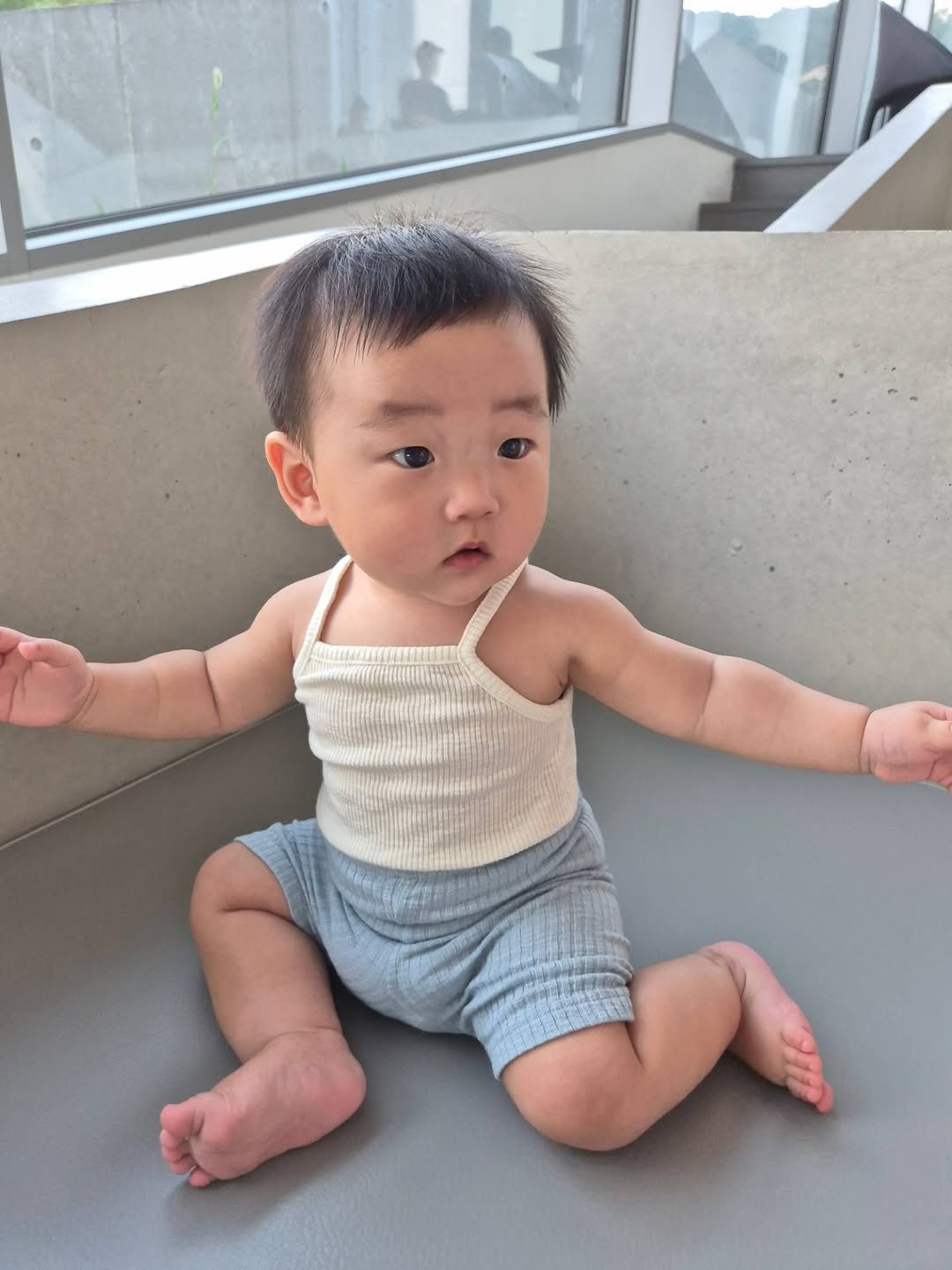 wit_and_baby 게시물 이미지: #gift 
@wit_and_baby 

상의는 크림 하의는 은은한 블루! 색조합...