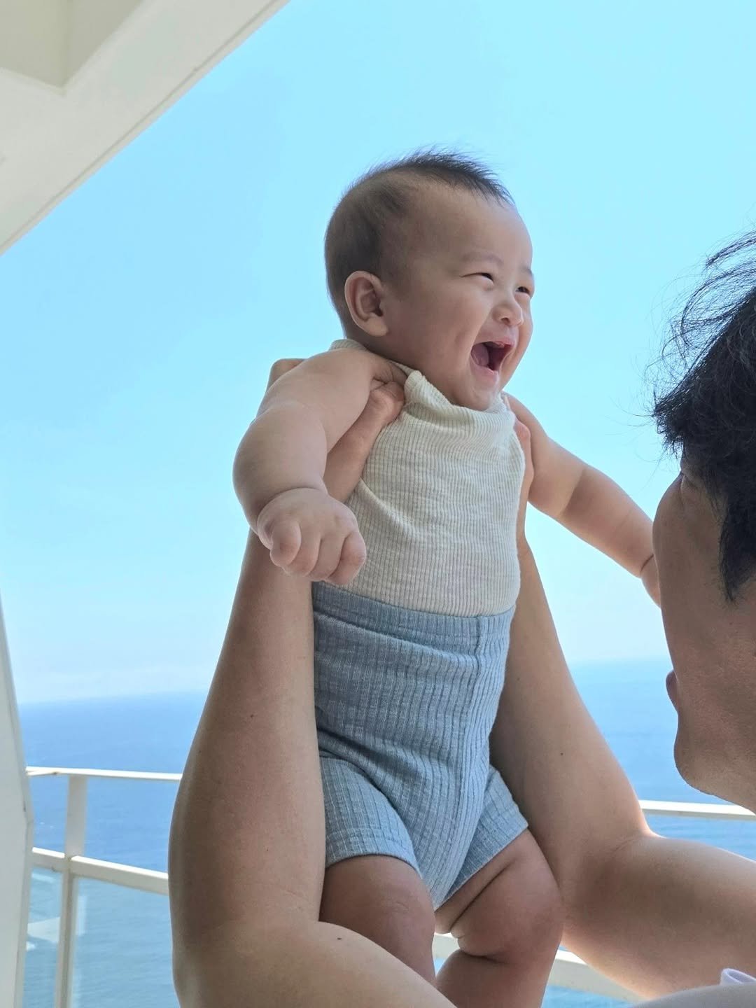wit_and_baby 게시물 이미지: #제품제공 
바다에 캔디바가 나타나따.ᐟ.ᐟ.ᐟ🤍🩵

코튼과 모달혼방으로 부들부들...