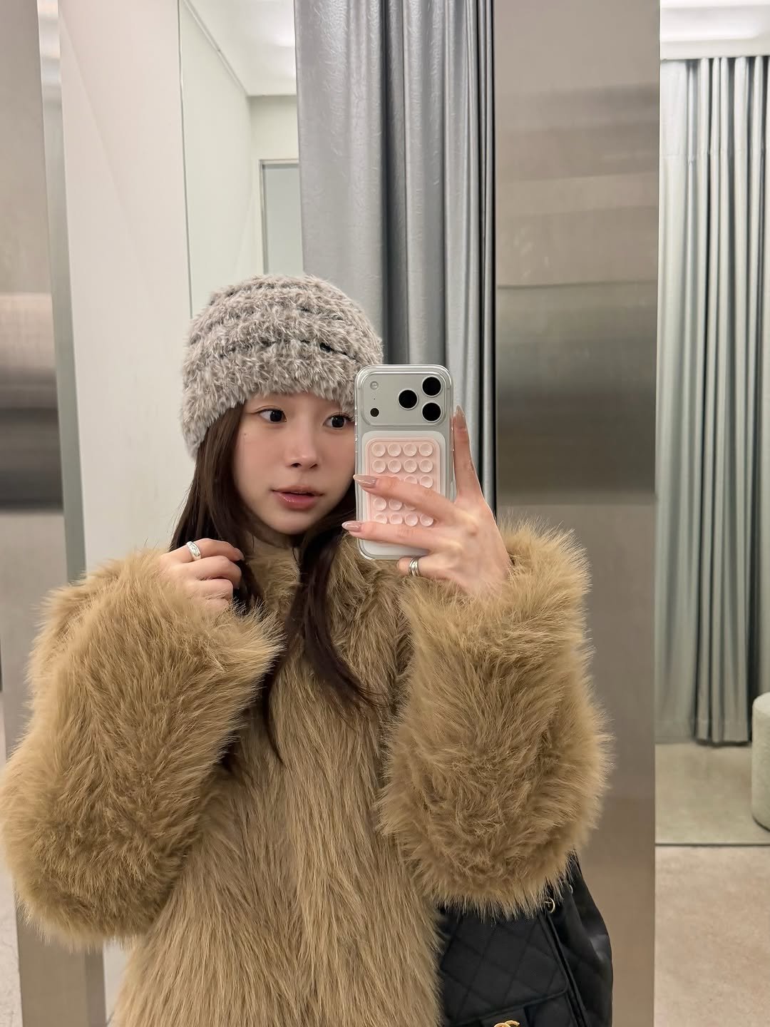 Photo by 사 사 sasa on November 30, 2025. May be a selfie of duffle coat, overcoat, hat, sable coat, goosedown coat, parka and text.