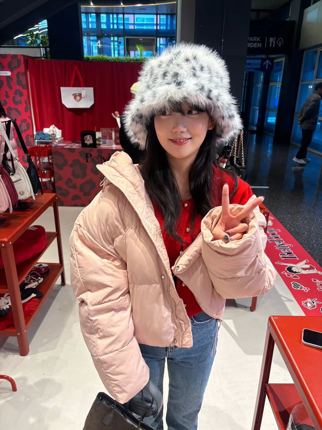 Photo shared by 조채윤 on December 08, 2025 tagging @ulkin_lsd, and @bettyboop_cnvs_korea. May be an image of sable coat, duffle coat, goosedown coat, hat, jacket and parka.