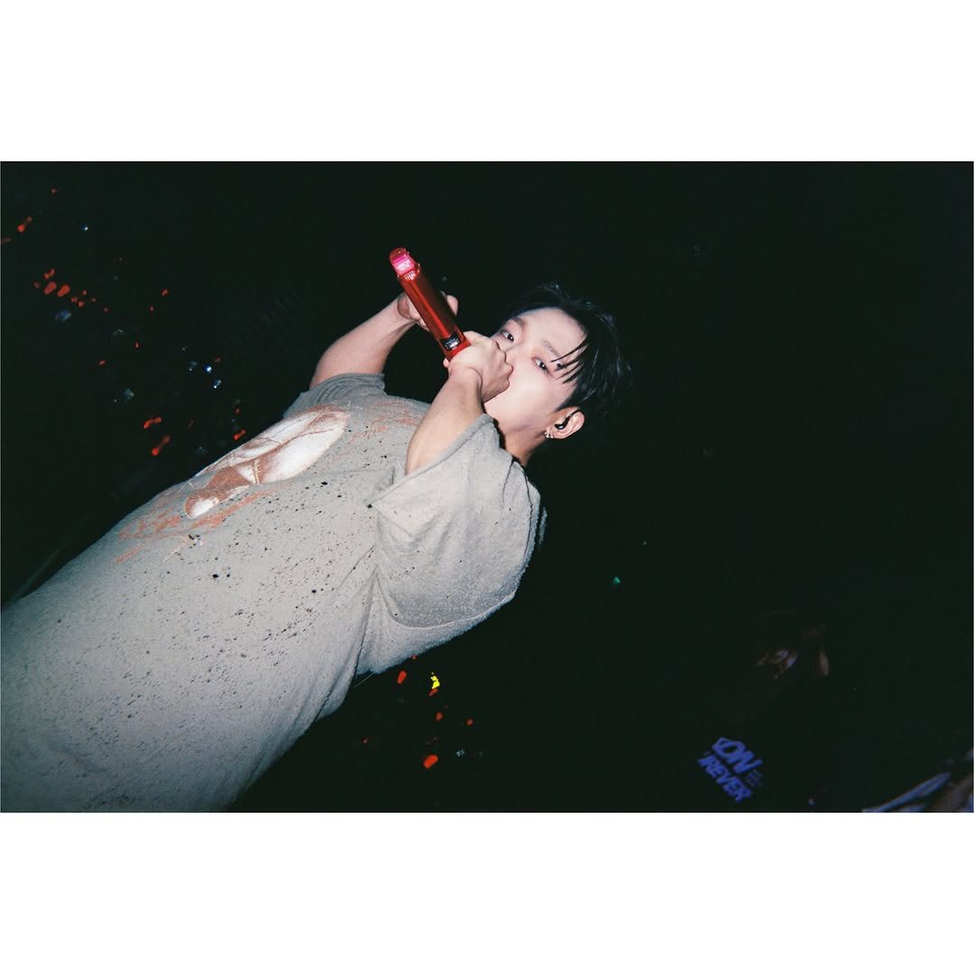 withikonic 게시물 이미지: [📷]

iKON FOUREVER TOUR Film Camera
Photo by...