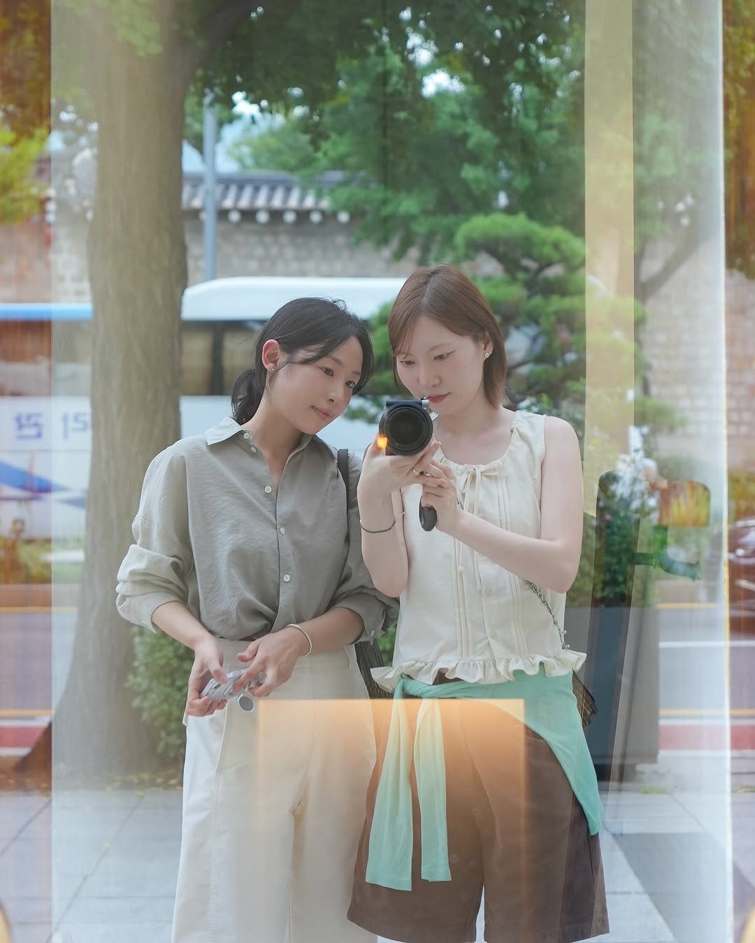 Photo shared by 위드주영 의정부메이크업 메이크업아티스트 on July 07, 2025 tagging @withjuyoung__sun. May be an image of 2 people, outdoors and text.