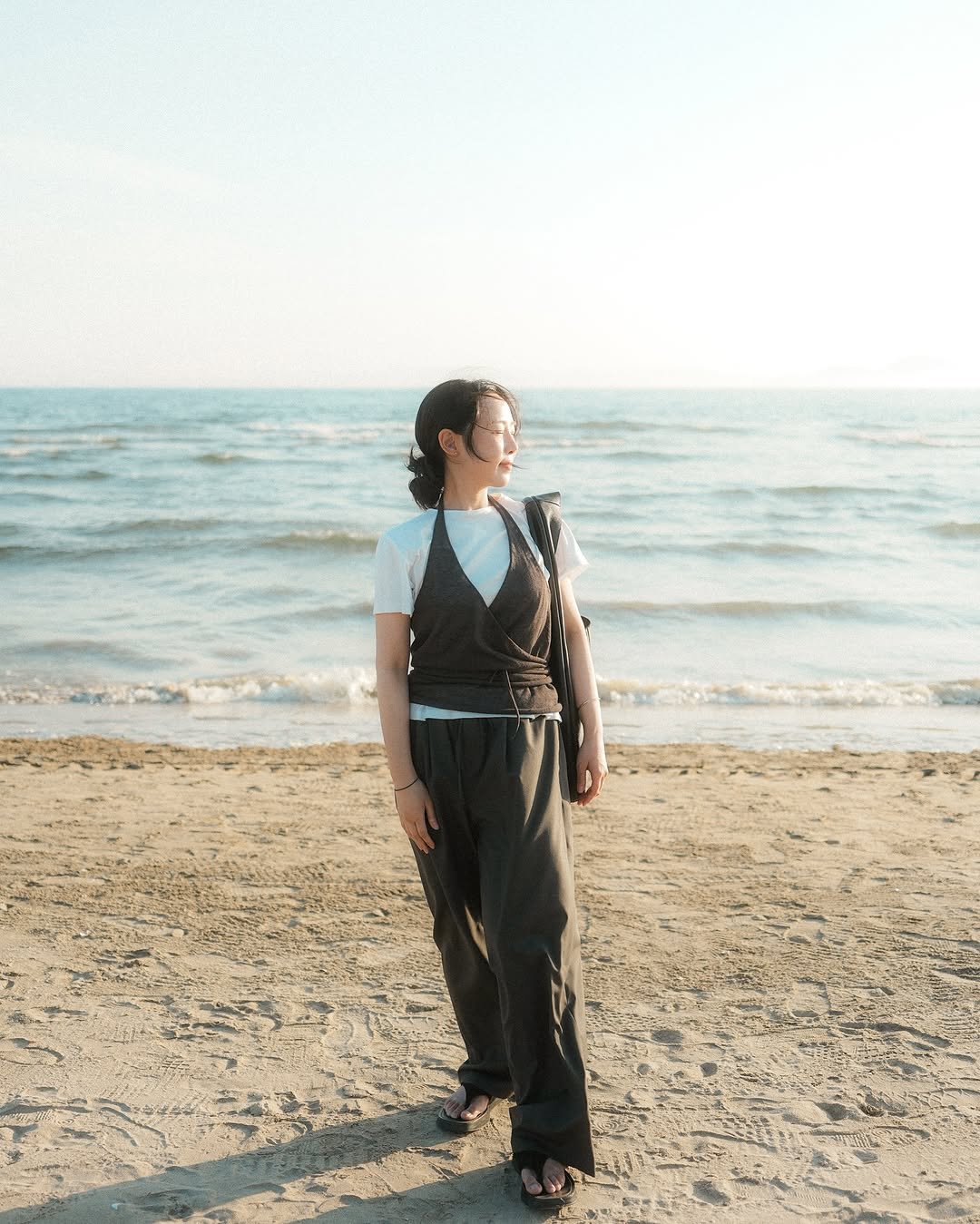 Photo by 위드주영 의정부메이크업 메이크업아티스트 on June 11, 2025. May be an image of jumpsuit, outdoors and text.