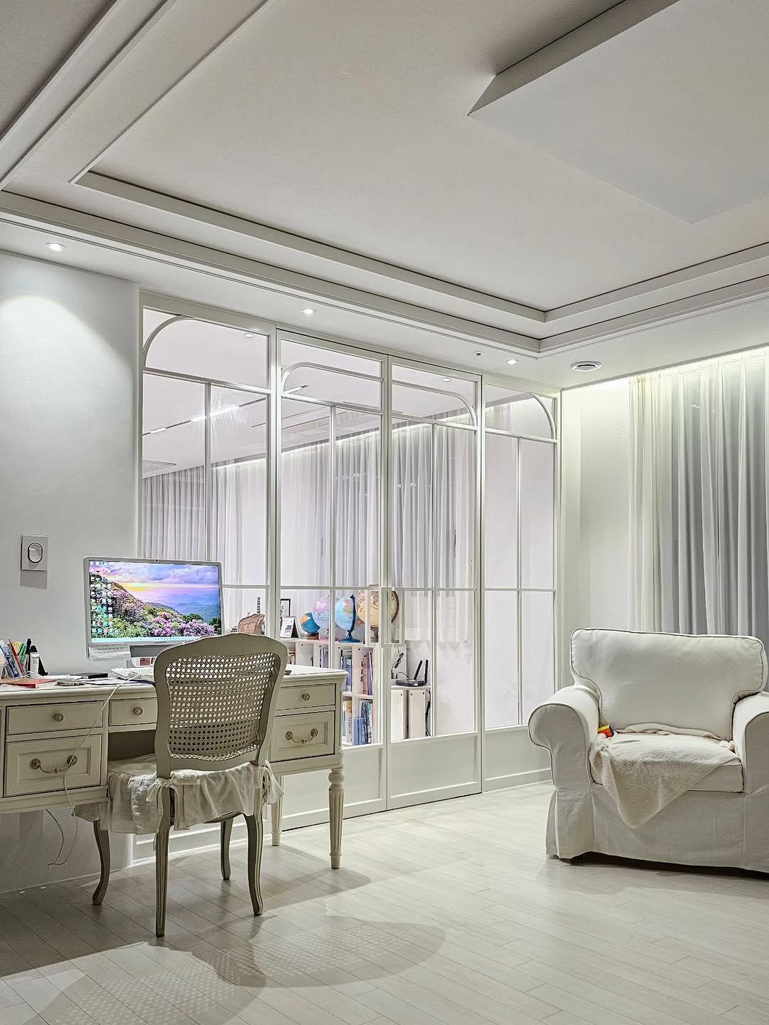 Photo by 책육아 📚 연우승유맘 이혜림/책공구 on November 16, 2025. May be an image of armchair, indoors, bedroom, living room and text.