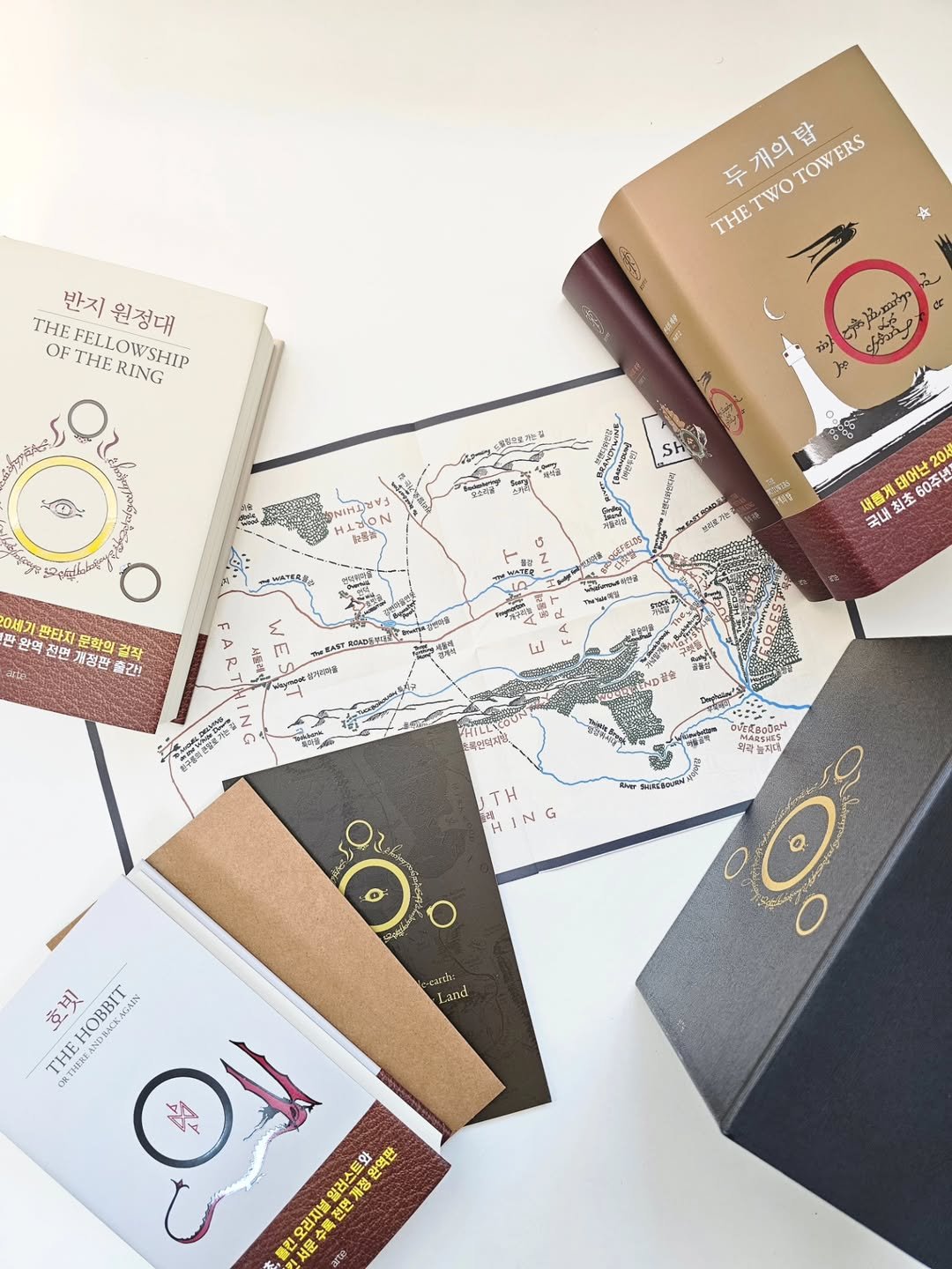 Photo by 책육아 📚 연우승유맘 이혜림/책공구 on August 12, 2025. May be an image of chocolate bar, matchbook, calendar, book, carton, wafer and text that says '두 TWO 두개의탑 TOWERS ERS TOW THE 반지 반지원정대 원정대 OF THE FELLOWSHIP RING んのふぷし ت သ်ခ po 박면로가지 TENE ပန 전보용 20세기 판타저 문학의 걸작 완 . 개정판 글간! 태어난 20 채품게 최초 60주년 국내 ٤ P 7ስሊዊ 券子電性き営認活 TH ING ealth Land 호비 HOBBIT AIN THE ΤΗ AEAN ANDA o ORT OA 일러스트와 연계정 완역판 오리지널 لهم 리지널 천면'.