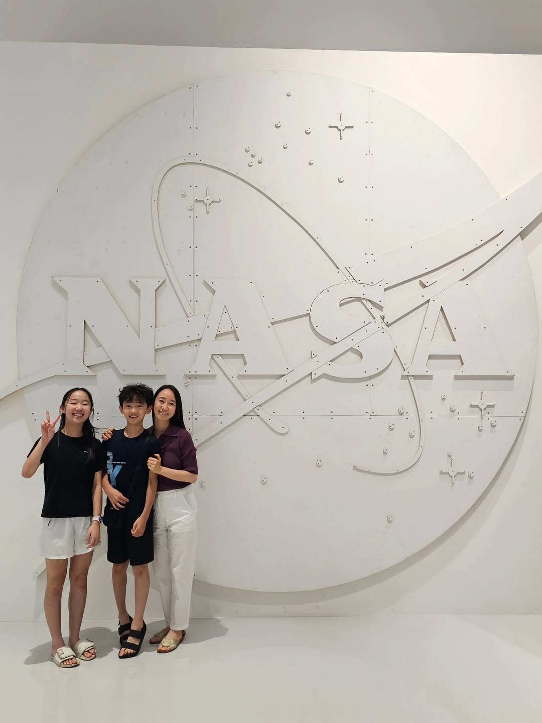 Photo by 책육아 📚 연우승유맘 이혜림/책공구 on August 13, 2025. May be an image of 3 people, space shuttle and text.