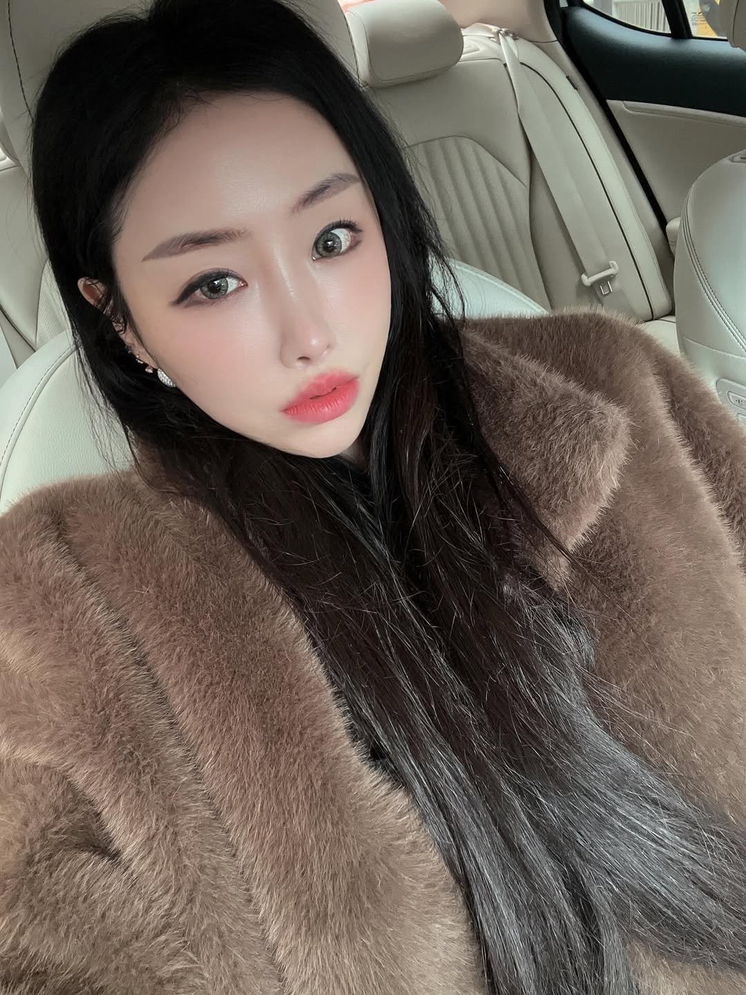 Photo by 𝙍𝙤𝙨𝙚 김서영 (김매력) on February 23, 2026. May be a selfie of one or more people, hair, duffle coat, goosedown coat, parka and text.