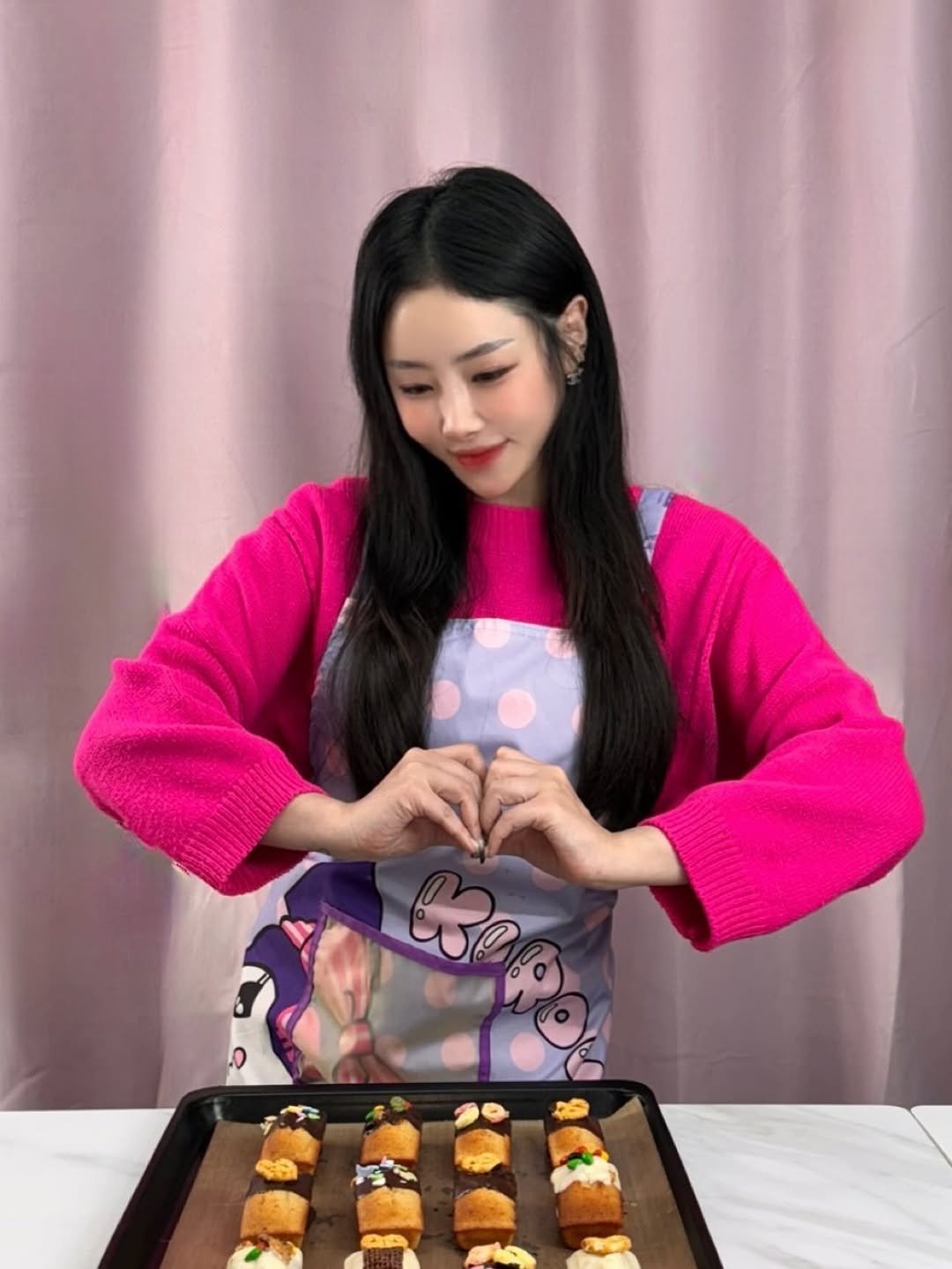 Photo shared by 𝙍𝙤𝙨𝙚 김서영 (김매력) on November 09, 2025 tagging @mukza_kimddosul. May be an image of turnover, heart, cookie, apron and text.