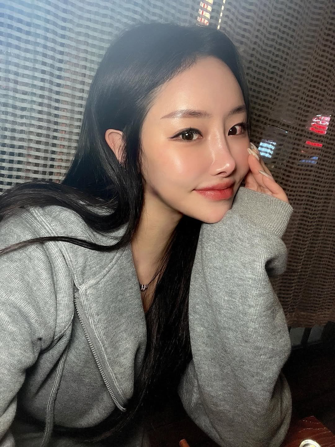 Photo shared by 𝙍𝙤𝙨𝙚 김서영 (김매력) on December 27, 2025 tagging @mukza_kimddosul. May be an image of one or more people, hair, top and text.