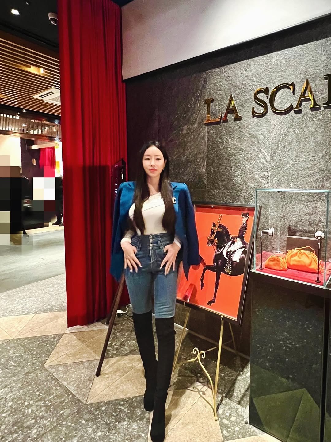 Photo by 𝙍𝙤𝙨𝙚 김서영 (김매력) on February 19, 2026. May be an image of jacket, blazer and text.