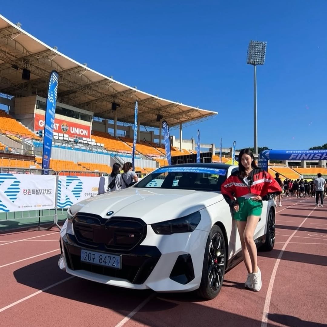 Photo shared by 𝙍𝙤𝙨𝙚 김서영 (김매력) on April 22, 2026 tagging @mukza_kimddosul. May be an image of car and text.