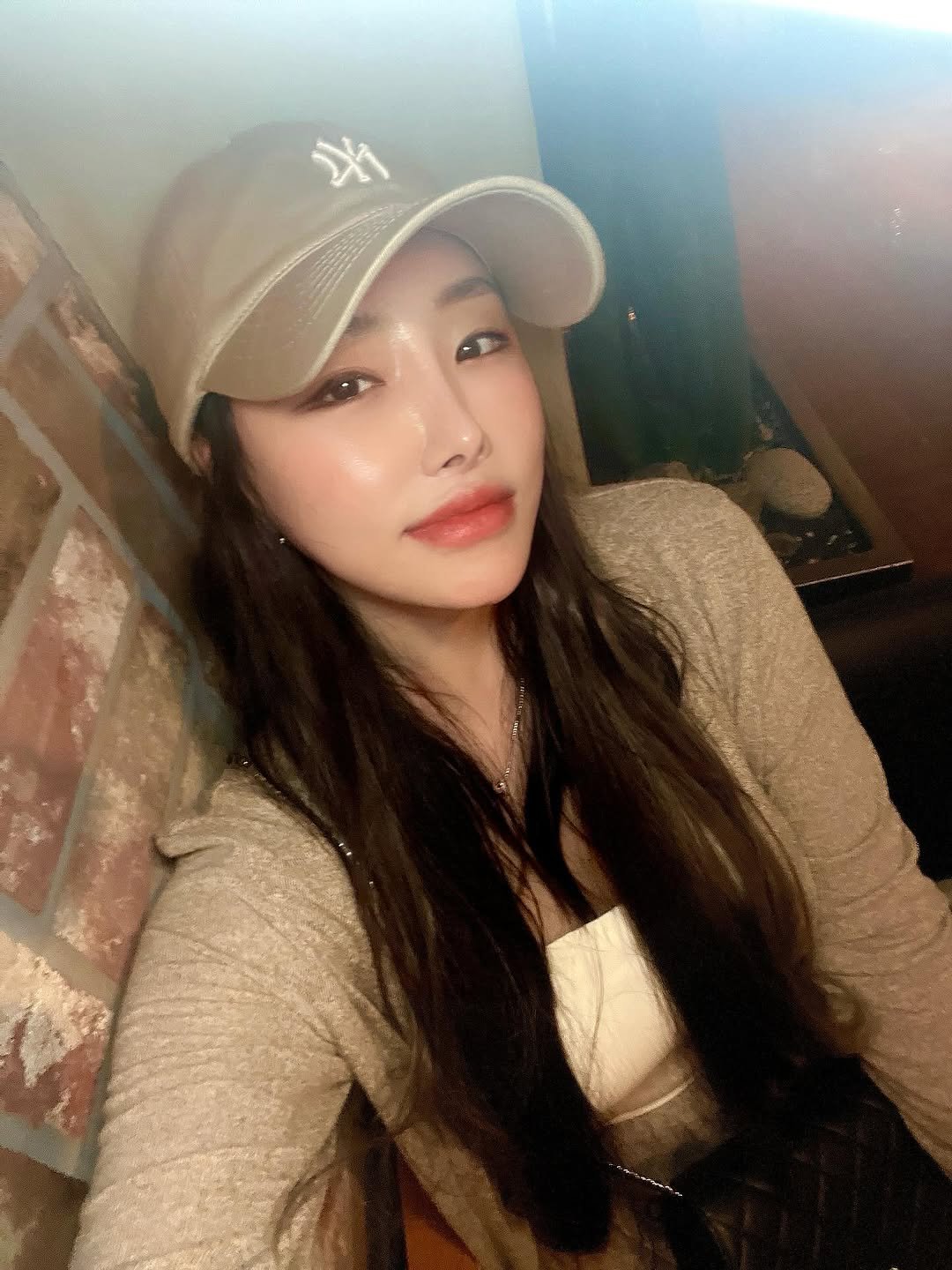 Photo shared by 김 서영 (김매력) on September 25, 2025 tagging @mukza_kimddosul. May be a selfie of 1 person, hair, hat and text.