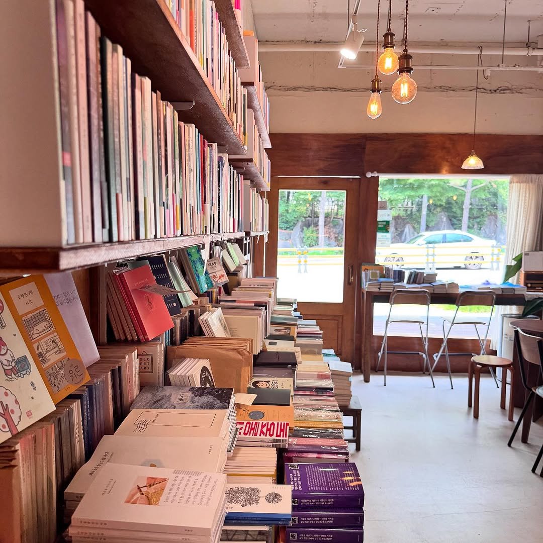 Photo by 독립서점 위드위로 in 독립서점 위드위로. May be an image of book, napkin and text.
