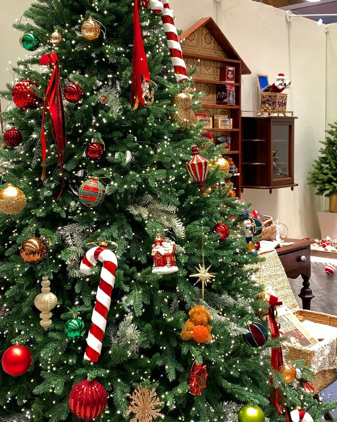 Photo by 예린 on December 26, 2025. May be an image of christmas tree, tinsel and text.