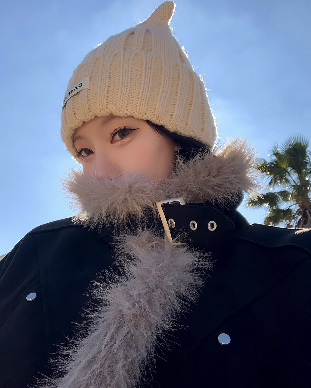 Photo by 예린 on January 09, 2026. May be an image of duffle coat, hat, sable coat, goosedown coat, parka, face mask, outdoors and text.