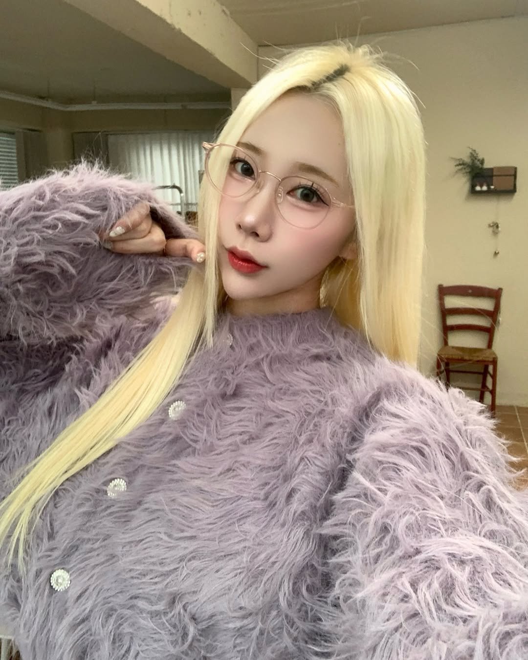 Photo by 예린 on November 27, 2025. May be a selfie of one or more people, blonde hair, makeup, eyeglasses, top, parka and text.