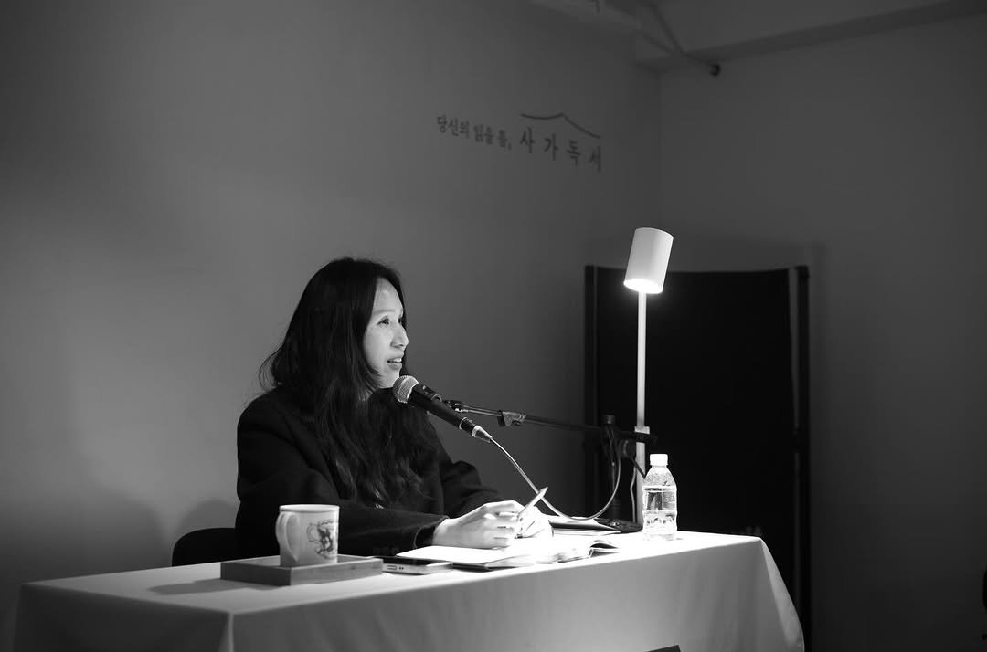 Photo by 시집서점 위트 앤 시니컬 on February 11, 2026. May be a black-and-white image of one or more people, people studying, book and text.
