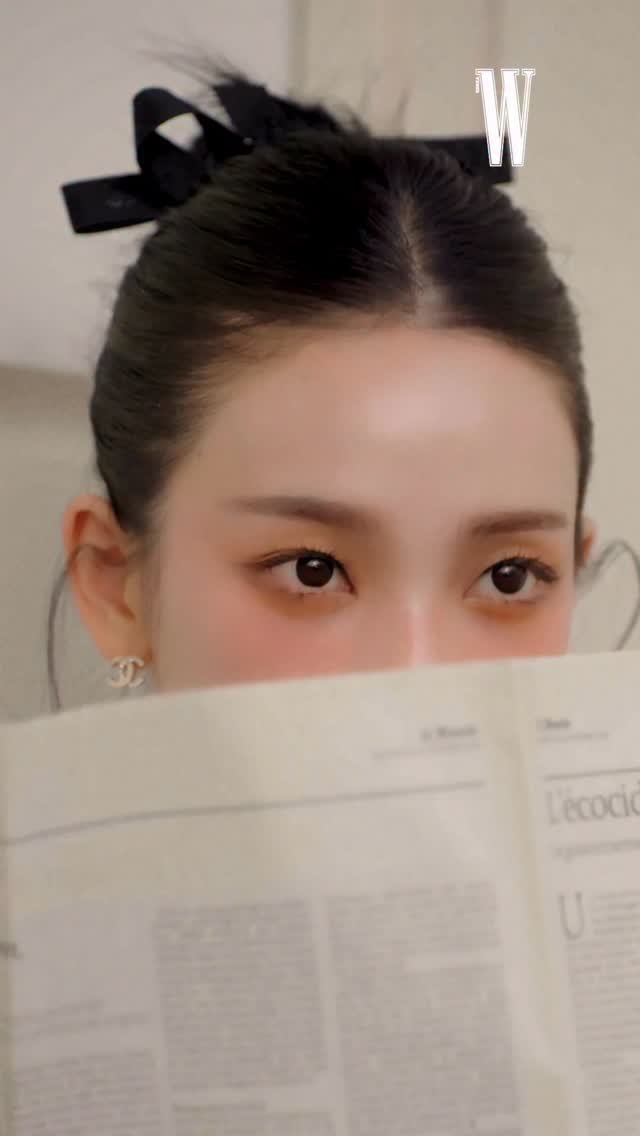 wkorea 게시물 이미지: #협찬 #W_Beauty 
늦가을의 온화한 햇살 속에 드러나는 그녀의 독보적인...