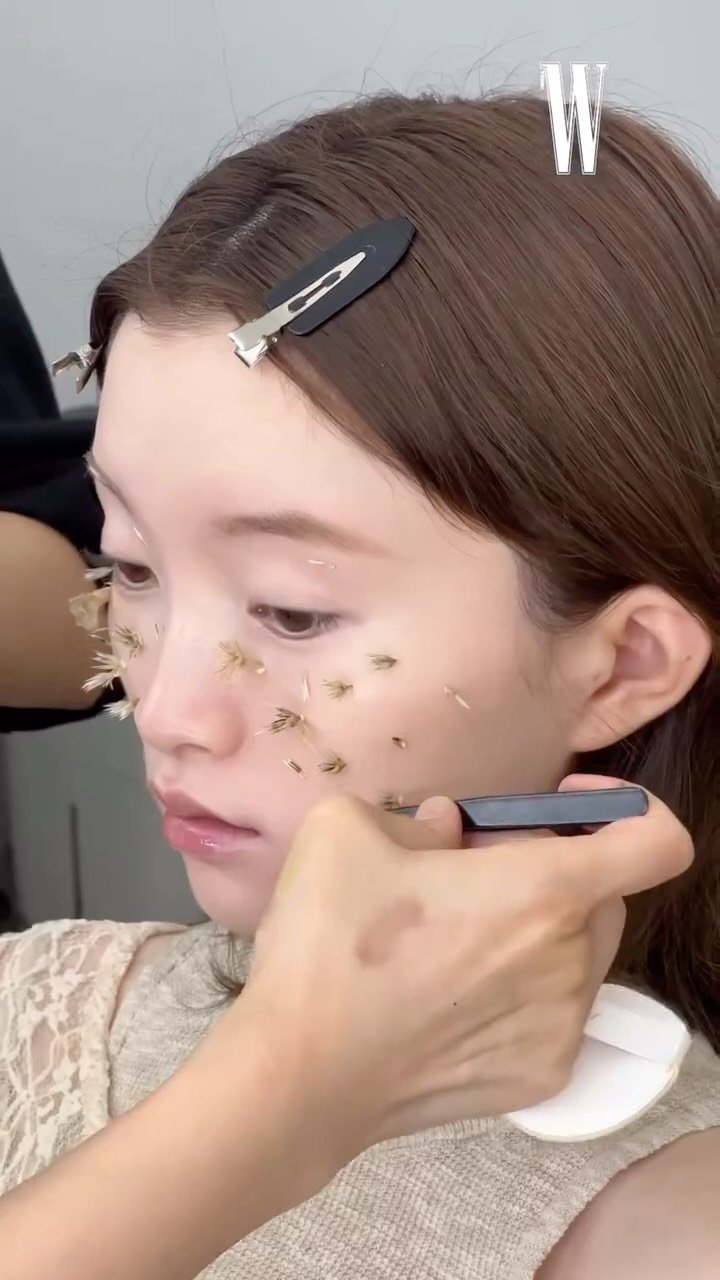wkorea 게시물 이미지: #W_Shootingday #W_Beauty 
얼굴만한 꽃잎을 붙이고, 가시를 잘라...