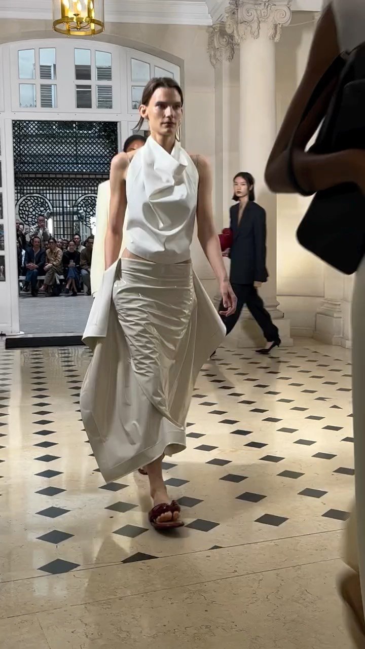 wkorea 게시물 이미지: #Wmoments #PFW 까르벵의 새로운 크리에이티브 디렉터 마크 토마스가 첫...
