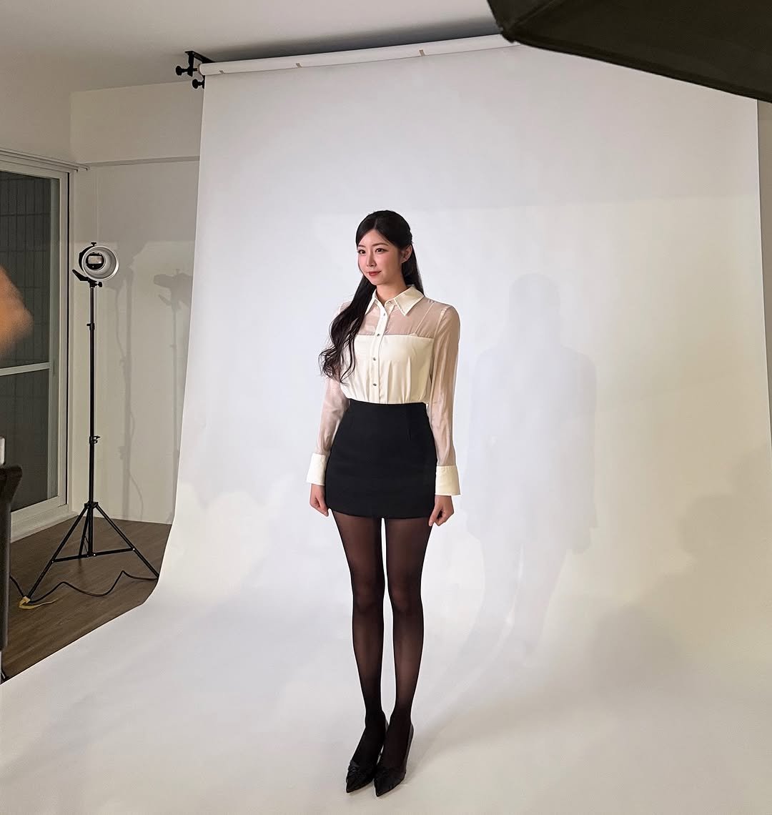 Photo by 안지현 on January 29, 2026. May be an image of one or more people, hair, miniskirt, skirt, top and text.