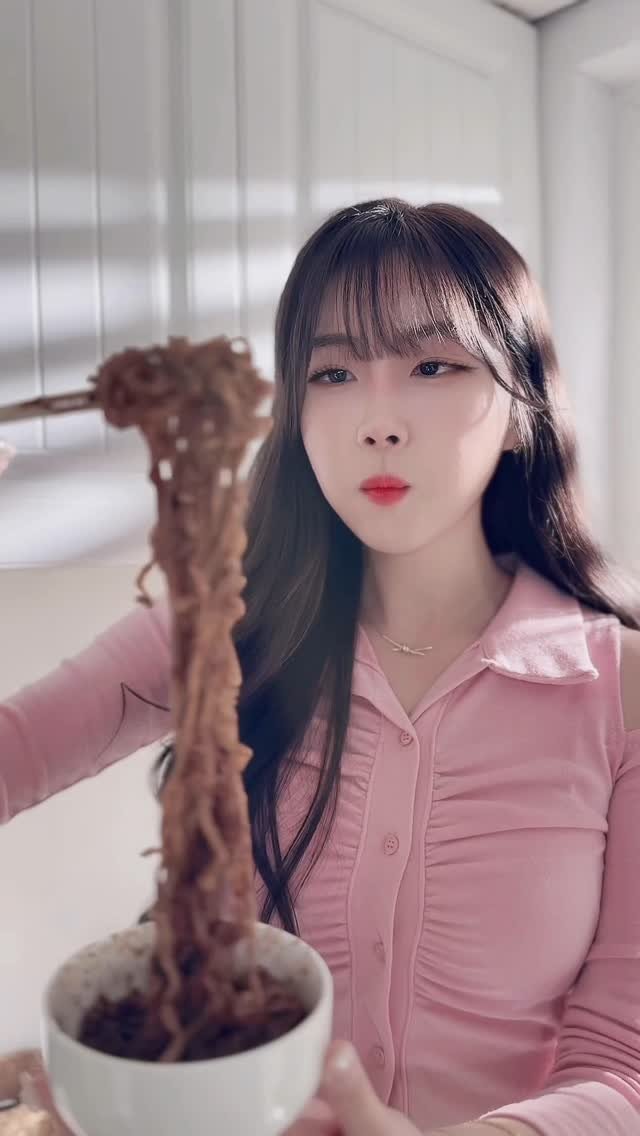 wlgus2qh 게시물 이미지: 講到吃的就要聽我的吧🐽
最好吃的泡麵就是:Paldo八道...