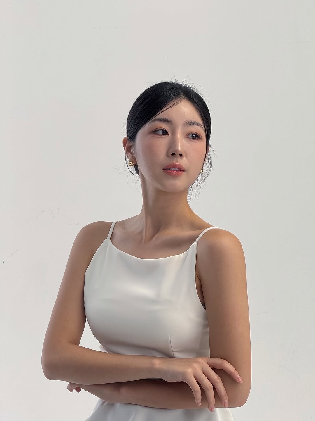 Photo by 안지현🇰🇷 ♯₁|Ji Hyun An|安芝儇 ♯₂ 🐷 on July 28, 2025. May be an image of 1 person, dress and text.