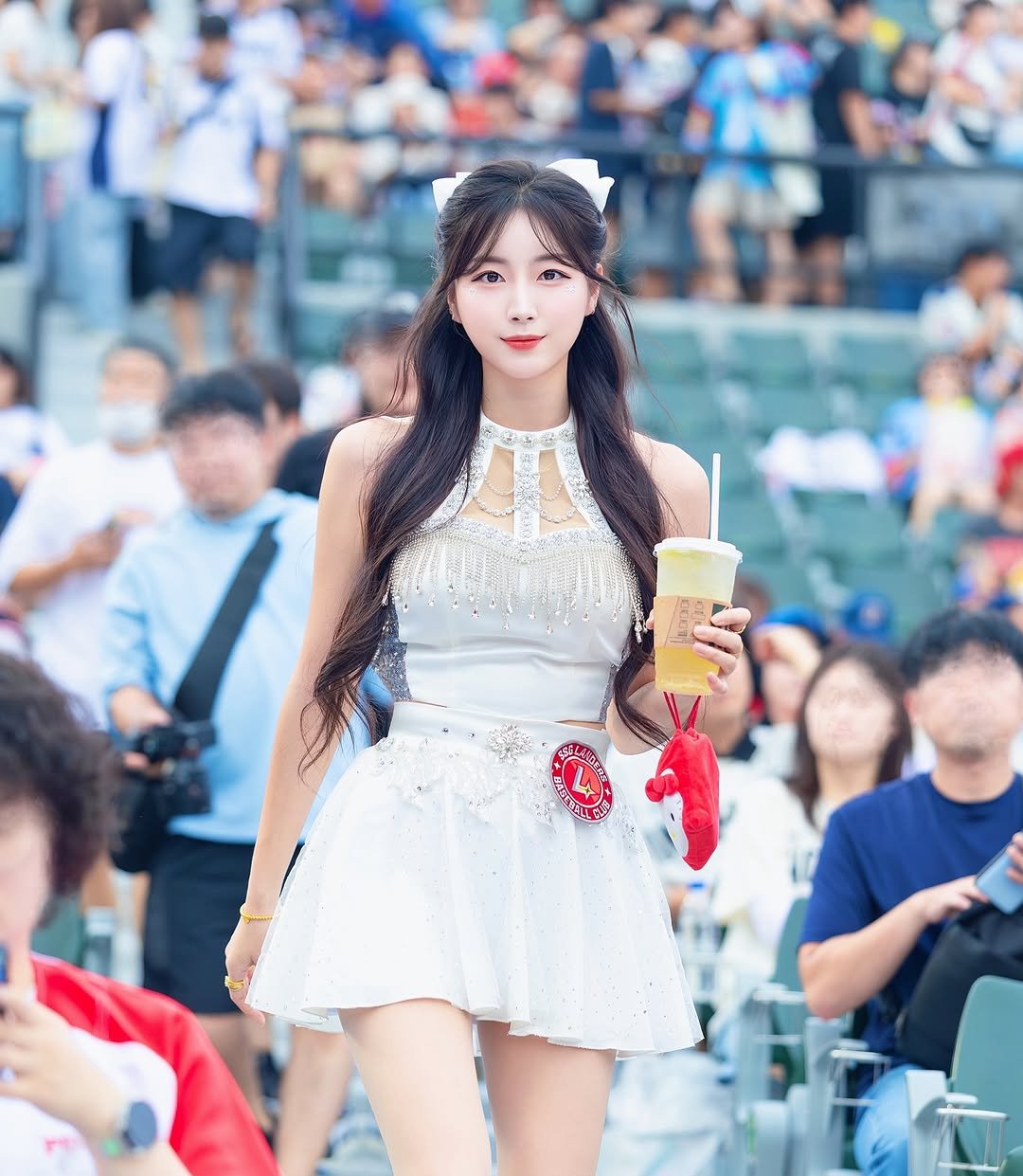 Photo shared by 안지현🇰🇷 ♯₁|Ji Hyun An|安芝儇 ♯₂ 🐷 on August 11, 2025 tagging @halu_.il. May be an image of 3 people and text.