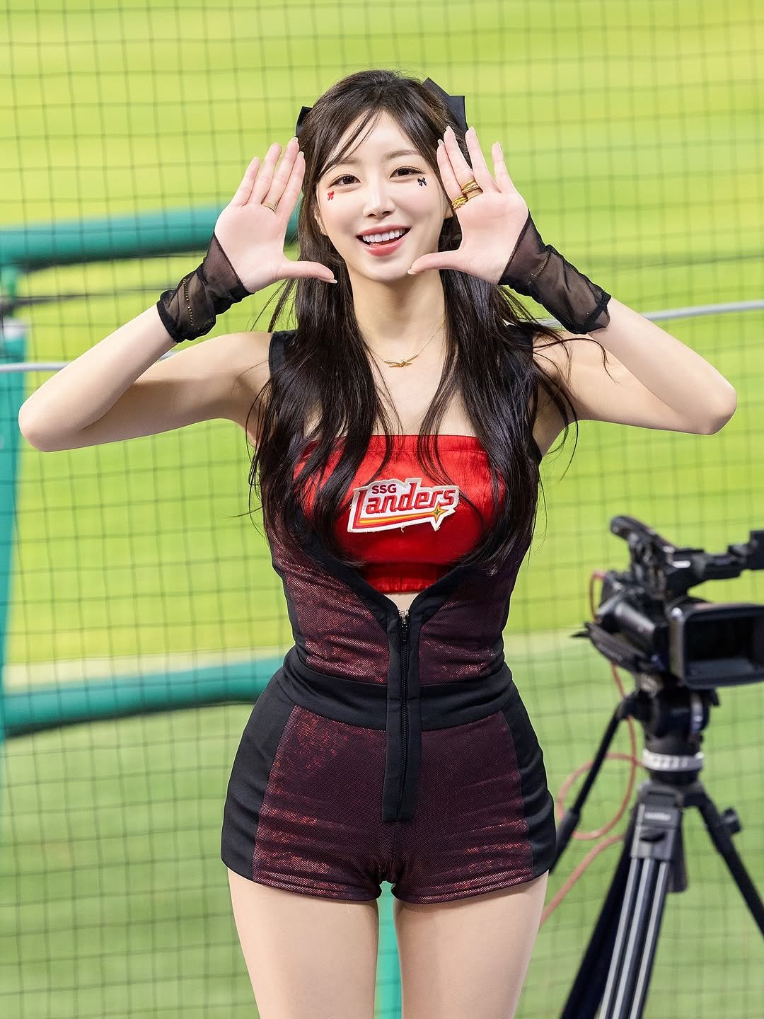 Photo by 안지현 on April 03, 2026. May be an image of one or more people, hair, miniskirt and text that says 'anders SSG R ዮጵጵ'.