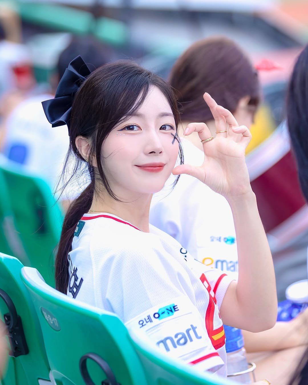 Photo shared by 안지현🇰🇷 ♯₁|Ji Hyun An|安芝儇 ♯₂ 🐷 on August 05, 2025 tagging @jjubongg. May be an image of 1 person, hair and text that says 'oma ช้า 오네 2네O-NE O-NE mart'.